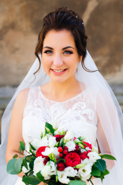 一个新娘看着镜头微笑的特写。鸟儿图片下载