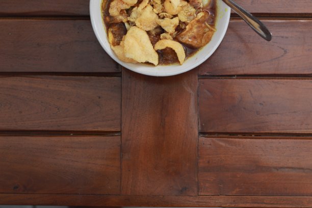 一碗即食鸡肉粥的特写图片下载