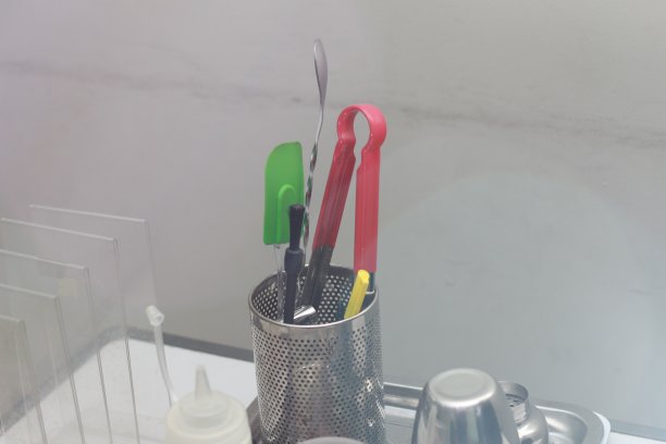 制作牛奶咖啡所需设备的详细照片。咖啡设备概念图。图片下载