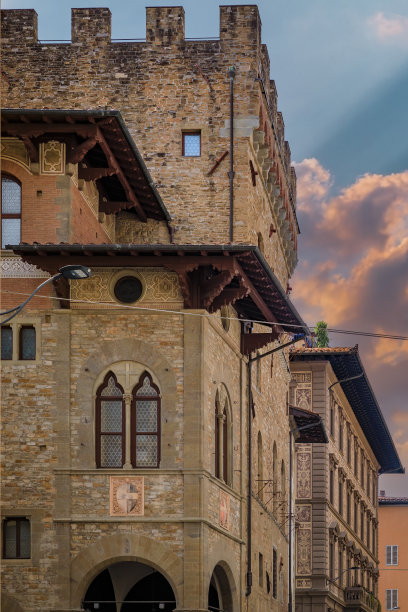 意大利佛罗伦萨Centro Storico狭窄街道上的哥特式建筑图片下载