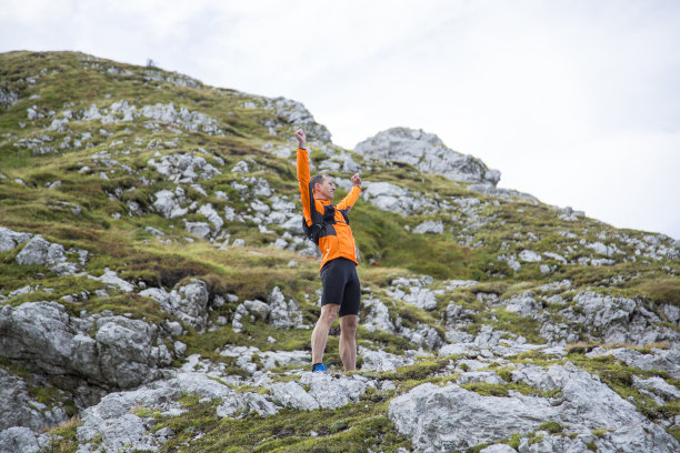 在岩石的顶部图片下载
