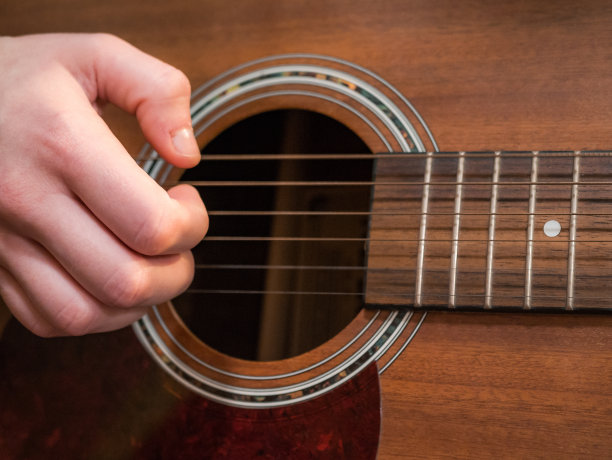 练习弹木吉他。手弹吉他和弹和弦图片下载