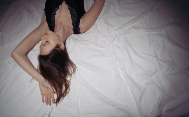 俯视图的女人睡在床上图片下载