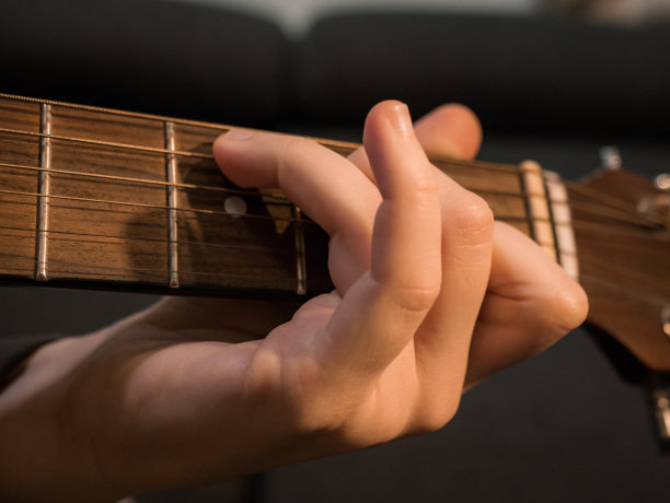 练习弹木吉他。手弹吉他和弹和弦图片下载