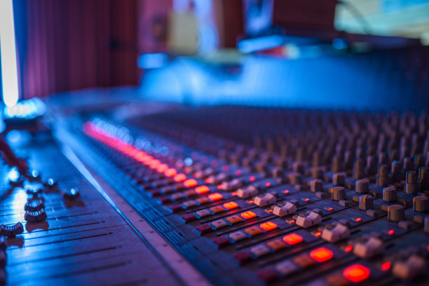 录音工作室混音的镜头图片下载