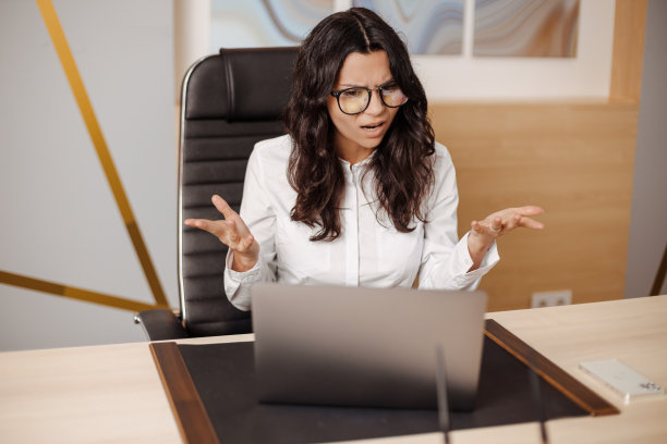 压力和愤怒的年轻印度或阿拉伯商业女性在办公室通过笔记本电脑进行在线会议图片下载