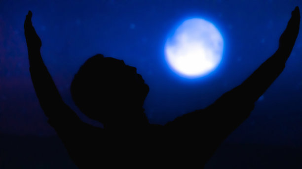 男子与月亮和银河星空的剪影图片下载