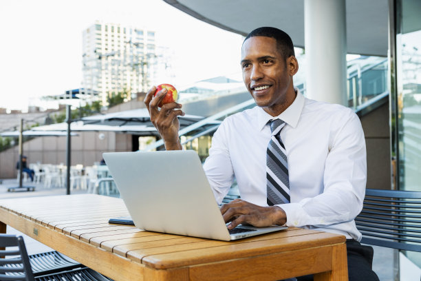 英俊的男性非洲裔美国商人CEO在一个时尚的公司优雅的西装图片下载