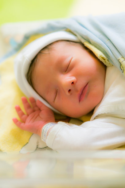 可爱的小男孩睡在床上图片下载