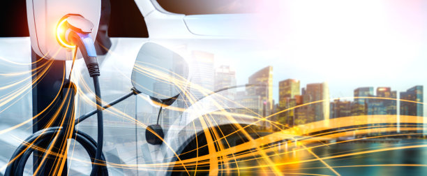 电动汽车充电站以绿色能源和可持续能源生产的生态电力为概念，供应给充电站，以减少二氧化碳排放。图片下载