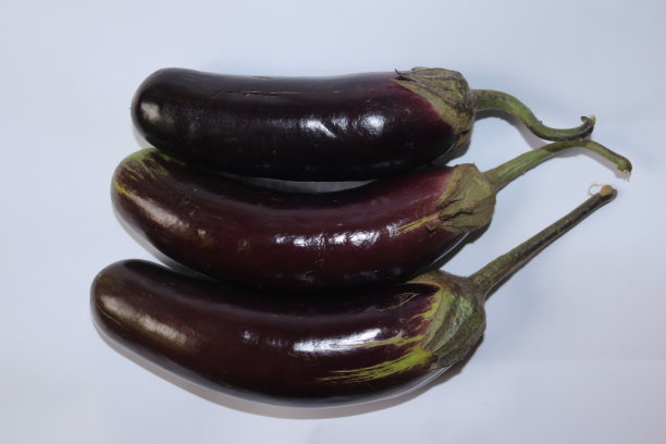 新鲜的果脯色的茄子在白色的背景。图片下载