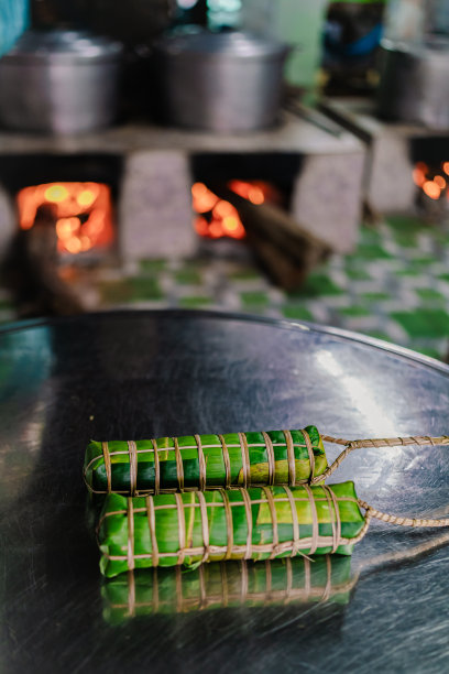 越南传统蛋糕庆祝新年用大米，肉和物种包裹在香蕉叶-春节蛋糕。库存图片图片下载