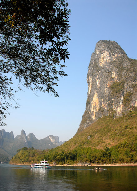 桂林附近漓江上的船只图片下载