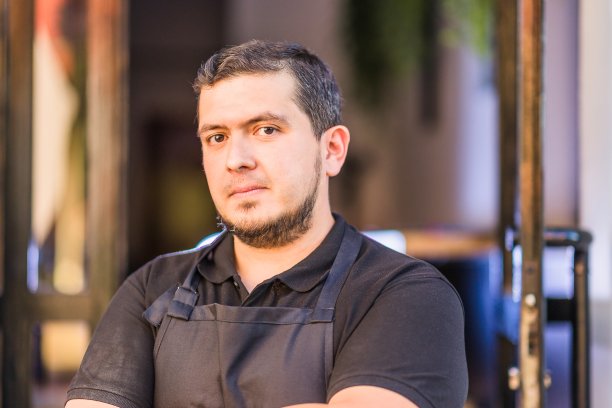 拉丁厨师企业家与专业制服。成功的业主经理。委内瑞拉人图片下载