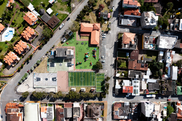 鸟瞰一个小公园，有一个篮球场，足球场和几个滑梯图片下载