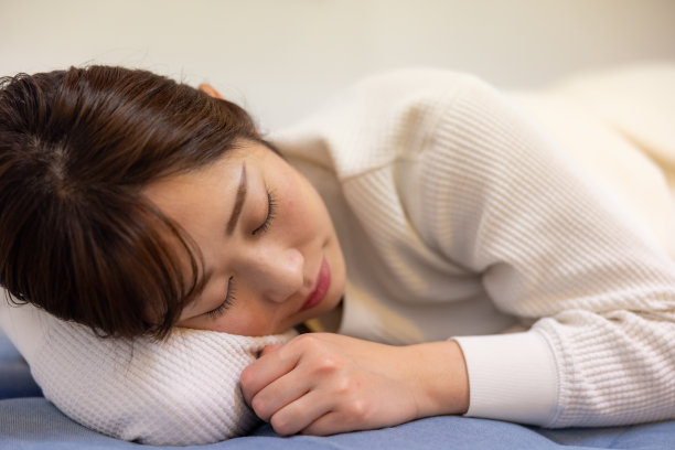 女人在家里打盹图片下载