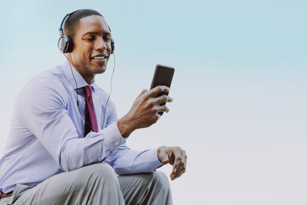 英俊的男性非洲裔美国商人CEO在一个时尚的公司优雅的西装图片下载