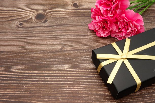 母亲节康乃馨和礼物(木纹背景)图片下载
