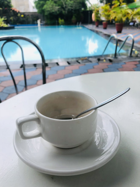 水池边的空杯子图片下载