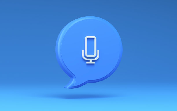 蓝色背景上的麦克风标志图标，语音气泡，剪辑路径图片下载