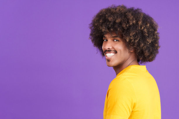 快乐的非洲男人转身对着镜头微笑图片下载