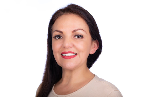 一个40多岁的漂亮女人在白色背景上的工作室的头部照片图片下载