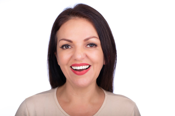 一个40多岁的漂亮女人在白色背景上的工作室的头部照片图片下载