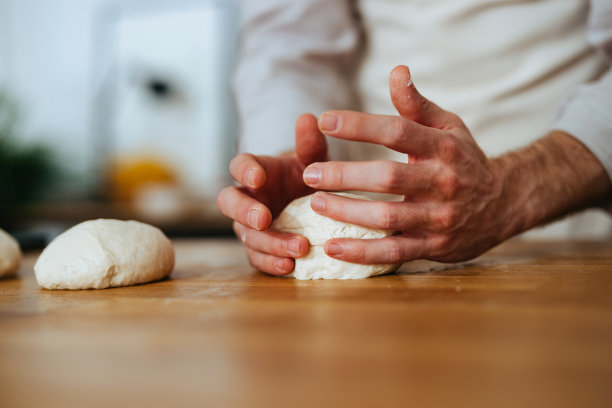 匿名男子用手把面团揉成一个球图片下载