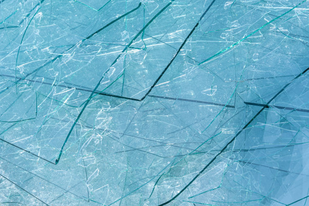 一堆玻璃等着回收图片下载