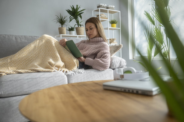 女孩在家里看书放松。休闲时间。图片下载