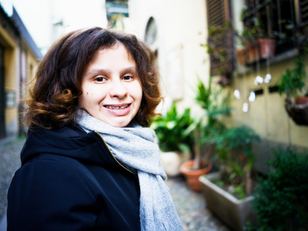 年轻漂亮的女子肖像在户外图片下载