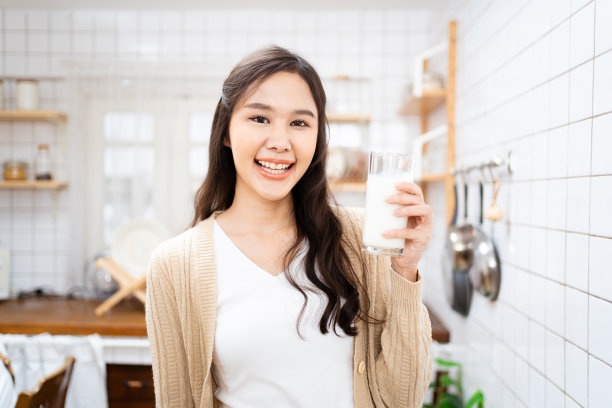 女人喝牛奶。图片下载