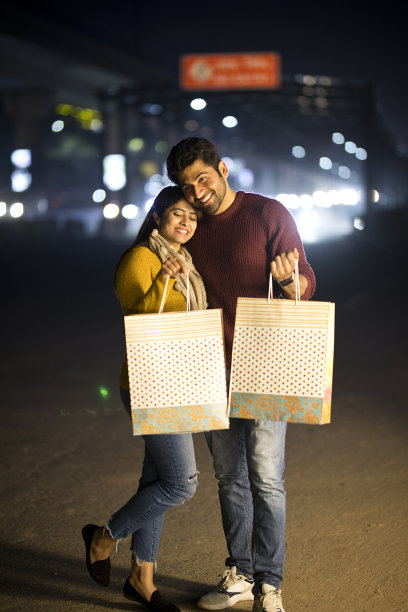 一对情侣晚上在城里购物图片下载