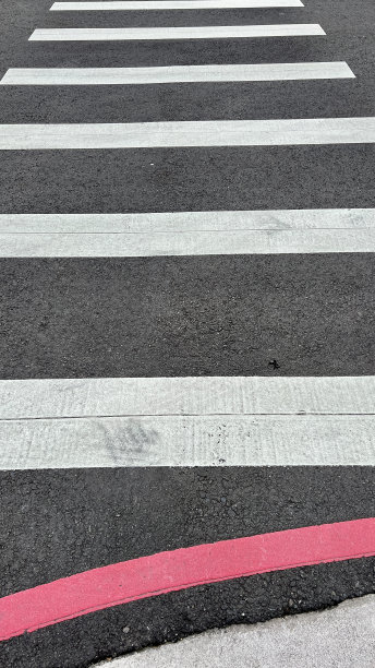 在城市道路和交通标志上有斑马线，道路上有左转箭头或右转箭头图片下载