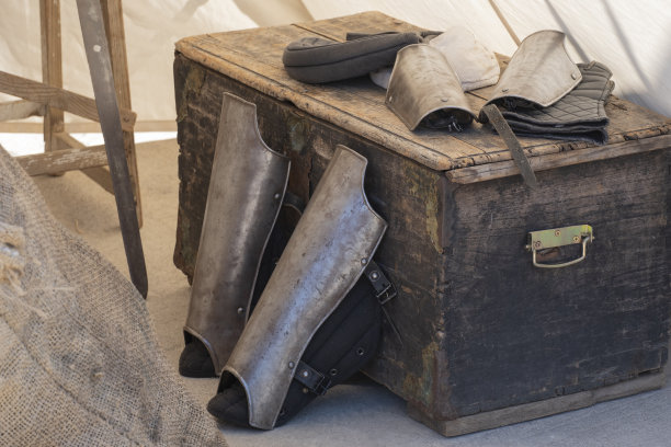 中世纪节日表演，历史表演。中世纪生活的武器、盔甲、器皿和物品。图片下载