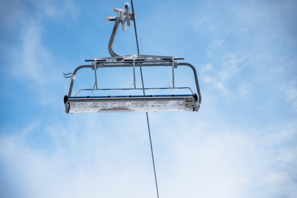 阿尔卑斯山阳光明媚的一天，空荡荡的缆车图片下载