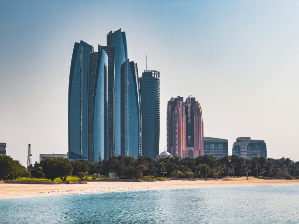 阿拉伯联合酋长国Al Marina的阿布扎比滨海大道：自行车和人行道图片下载