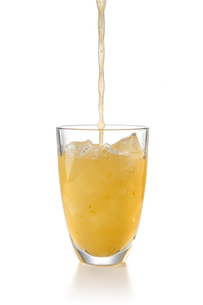 水果鸡尾酒加冰，白色背景。极简风格的粉色气泡鸡尾酒。水果饮料加冰。白色背景的有机鸡尾酒。图片下载