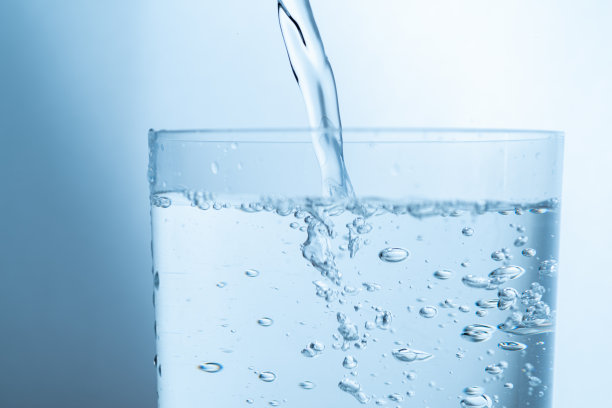 把水倒进玻璃杯里图片下载