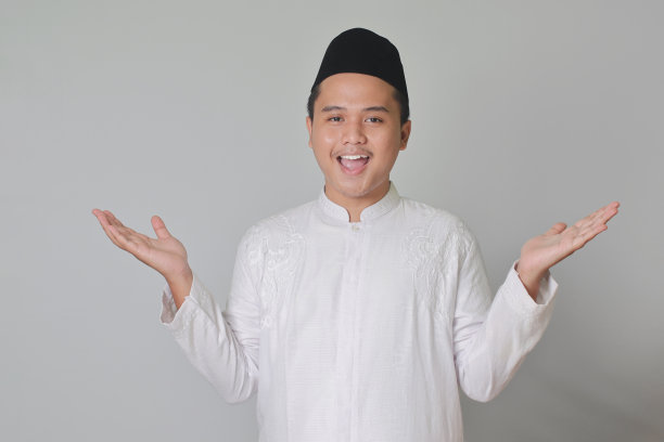 一名亚洲穆斯林男子把手拉向摄像机，邀请某人进来，这是欢迎的姿态图片下载