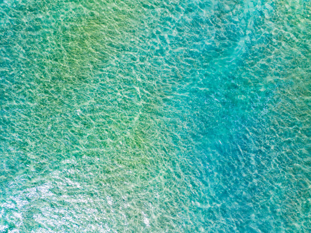 俯视图海面鸟瞰图，蓝绿色波浪和水面纹理的鸟瞰图，蓝色的大海背景，美丽的海浪自然，惊人的海景图片下载