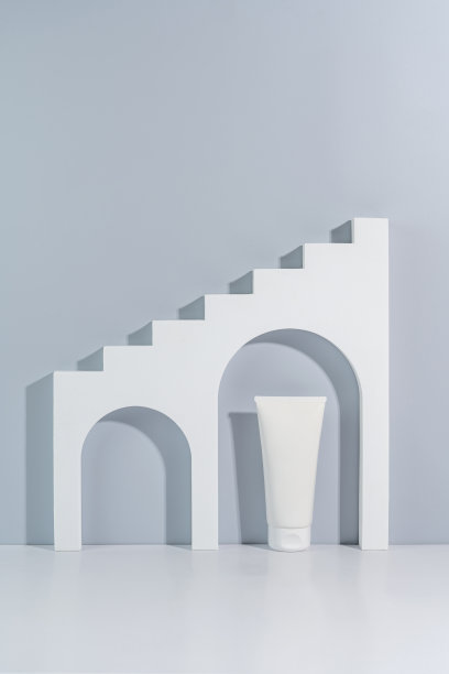 拱门上的一管白色奶油。化妆品和美容模型图片下载