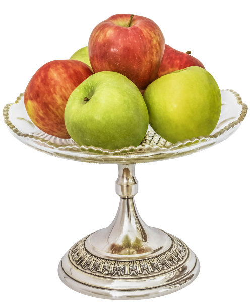 一束苹果在玻璃台板与银底座隔离在白色背景图片下载