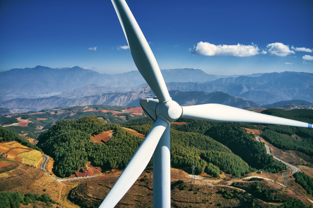 农村风力发电的鸟瞰图图片下载