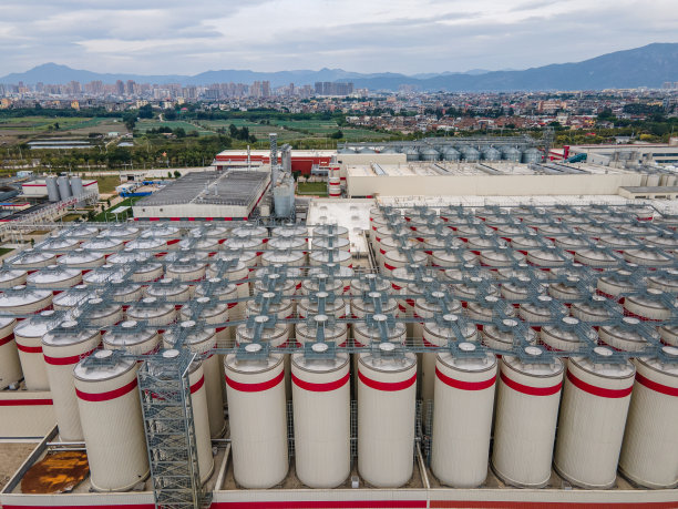 大型啤酒厂仓储设备布置有序图片下载