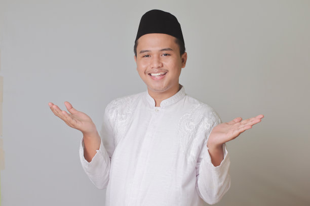一名亚洲穆斯林男子把手拉向摄像机，邀请某人进来，这是欢迎的姿态图片下载