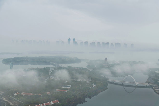城市公园和建筑物被雾覆盖图片下载