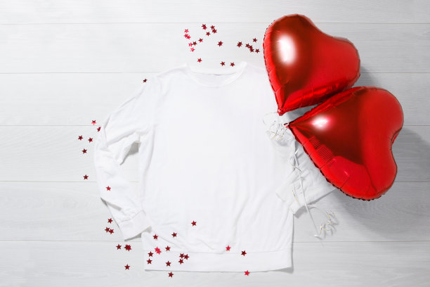 白色运动衫模型。情人节概念衬衫，气球心形木质背景。复制空间，模板空白前视图服装。浪漫的衣服。平铺生日节日时尚图片下载