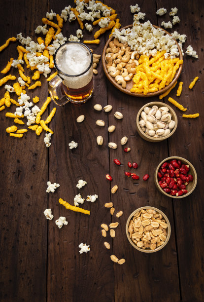 咸零食和玻璃杯啤酒图片下载