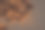黑色背景上的黑巧克力和牛奶巧克力碎片，特写图片下载